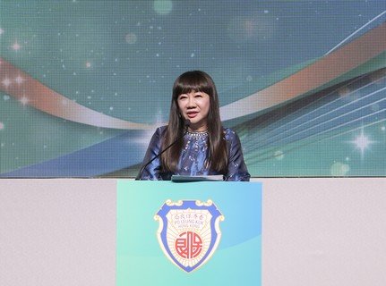 保良局丙午年主席譚毓楨博士於致辭時分享來年的工作計劃，表示將承先啟後，並以「匯聚星光，閃耀人生，保良局SHINE ON」為年度主題，為社區注入正能量。