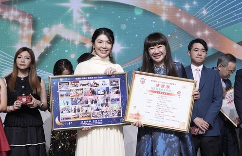 丙午年主席譚毓楨博士（右）代表乙巳年董事會成員向乙巳年主席何芷韻太平紳士（左）致送紀念品，感謝其一年來的領導與貢獻。