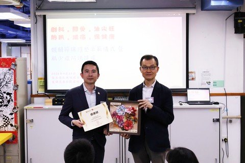 保良局行政總監陳天賜先生, IDSM (右)代表保良局致送紀念品及感謝狀予天佑銀河慈善基金會主席丁天佑先生, MH (左)。