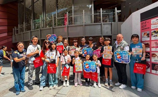 保良局主席譚毓楨博士(圖一後排右七、圖二前排右六及圖三中)，連同一眾董事會及管理層成員，包括副主席郭浩泉先生(圖三左六)；總理顏肇臻先生(圖二前排右五)、梁鈞滺先生(圖一後排右六及圖三右六)、張馨玲女士MH(圖一前排左三及圖二左五)、湯陳筠霖女士 (圖一後排右四及圖三右四)，以及顧東華總理(2014-20 ) (圖一右二)和名人義工陳展鵬(圖一後排右九及圖三右三)及單文柔(圖一後排右八及圖三右二)一家親臨港島區旗站，為各界賣旗義工及職員加油打氣。