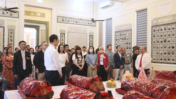 保良局丙午年董事會成員、歷屆仝仁、代表及一衆嘉賓，於關帝廳內進行簡單而隆重的關聖帝君寶誕祭祀儀式。
