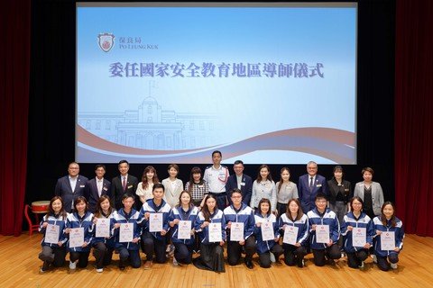 郭嘉銓處長及何啟明副局長在譚毓楨主席陪同下，頒發委任證書予地區導師。